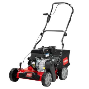 Toro tolós gyepszellőztető kétféle munkaeszközzel